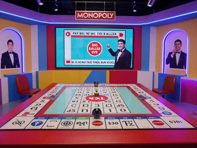 Monopoly Big Baller Live-Game-Show mit Bingo-Maschine und Monopoly-Brett bei XON Casino
