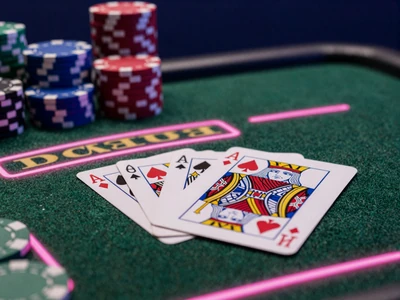 Live Blackjack Kategorie mit Ass und K&ouml;nig auf gr&uuml;nem Filz bei XON Casino